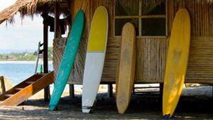 planche de surf posé sur la plage