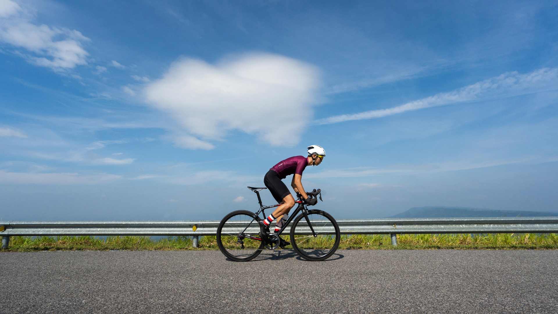 homme sur un vélo de route