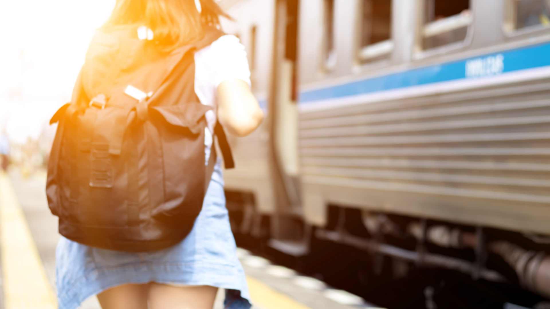 femme qui prend le train seule