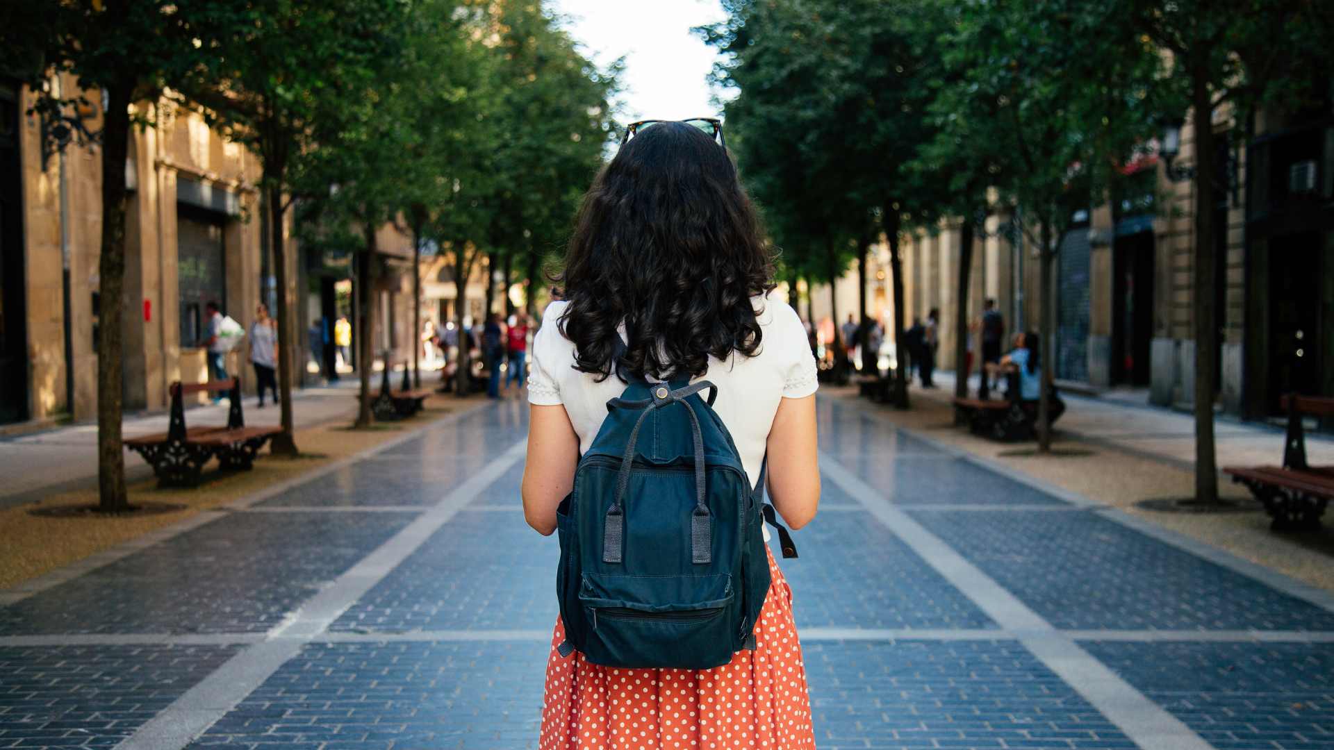 femme en voyage seule