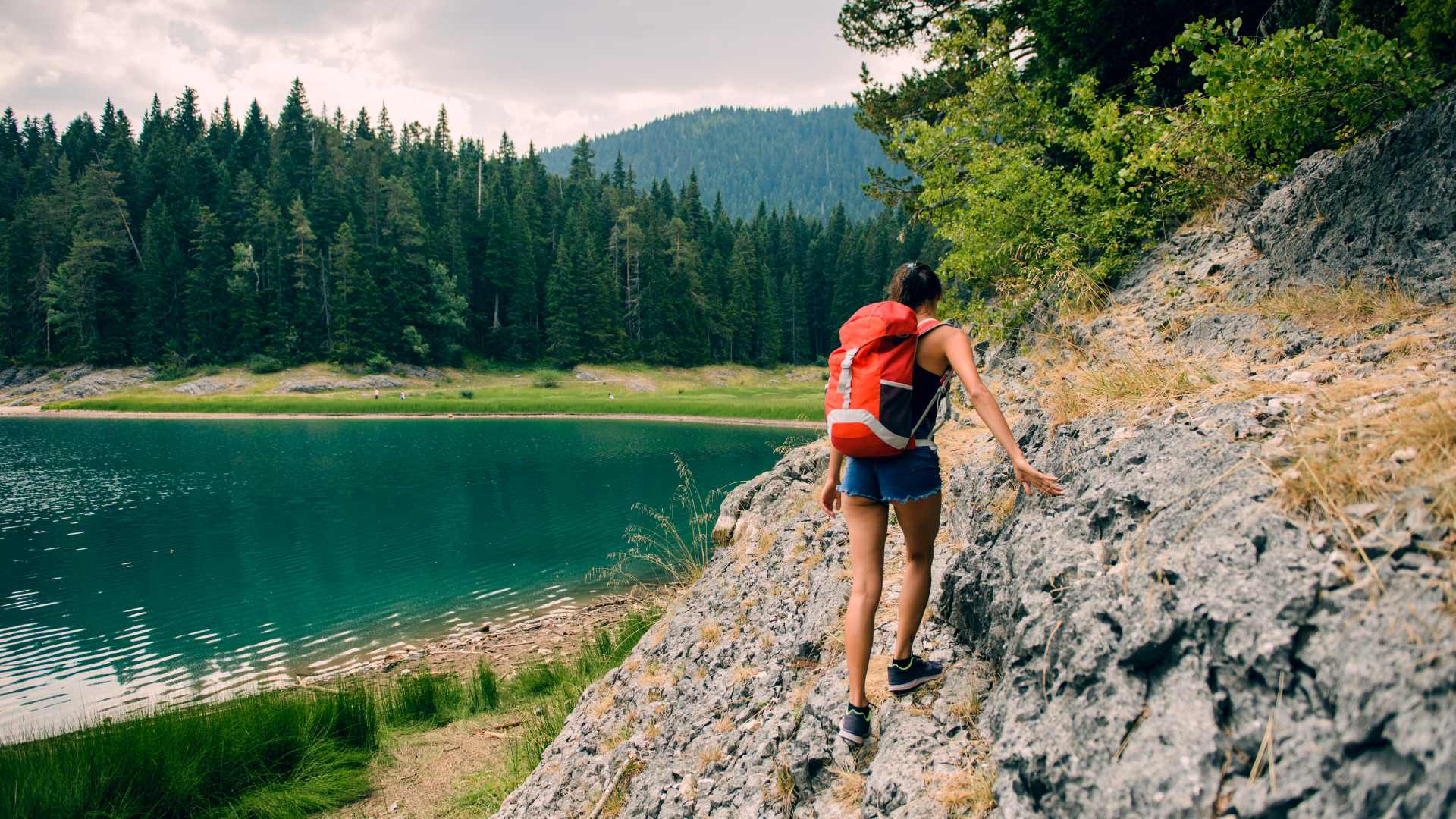 randonnée près d'un lac