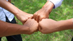 quatre personnes qui se soutiennent