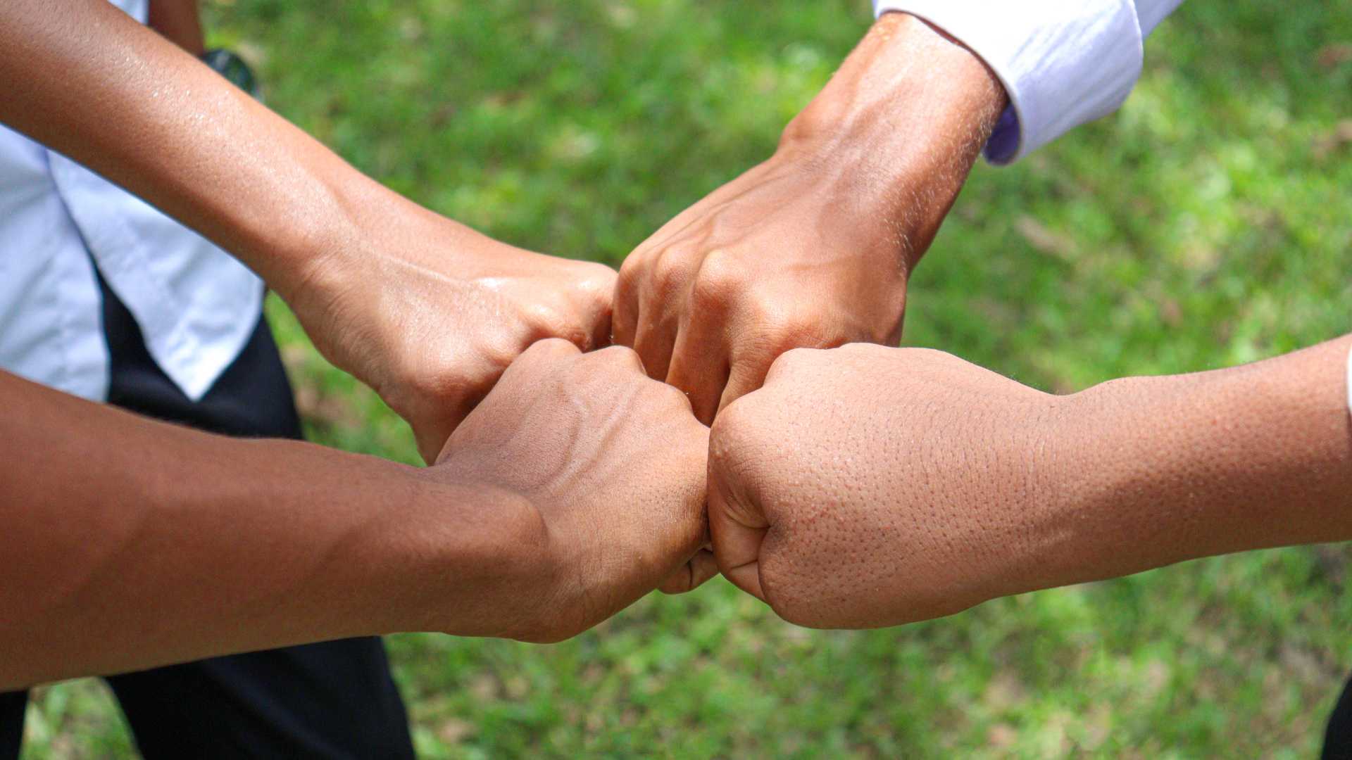 quatre personnes qui se soutiennent