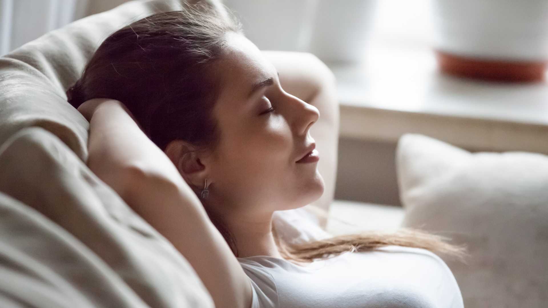 femme qui se détend à la maison