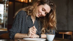 femme qui écrit dans un café