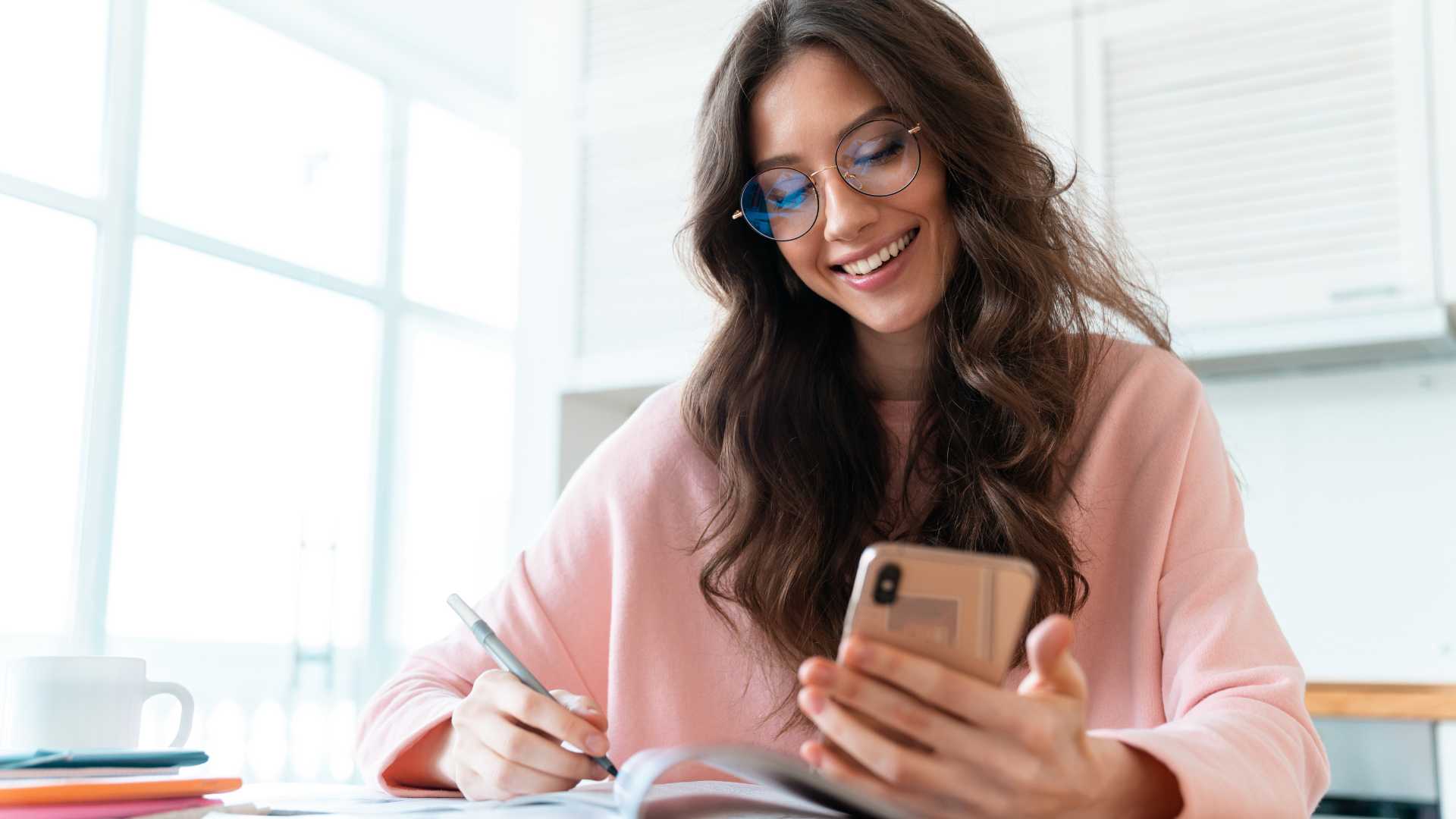 femme qui écrit en souriant