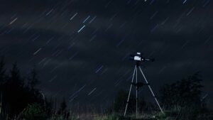 pluie d'étoile filante dans le ciel