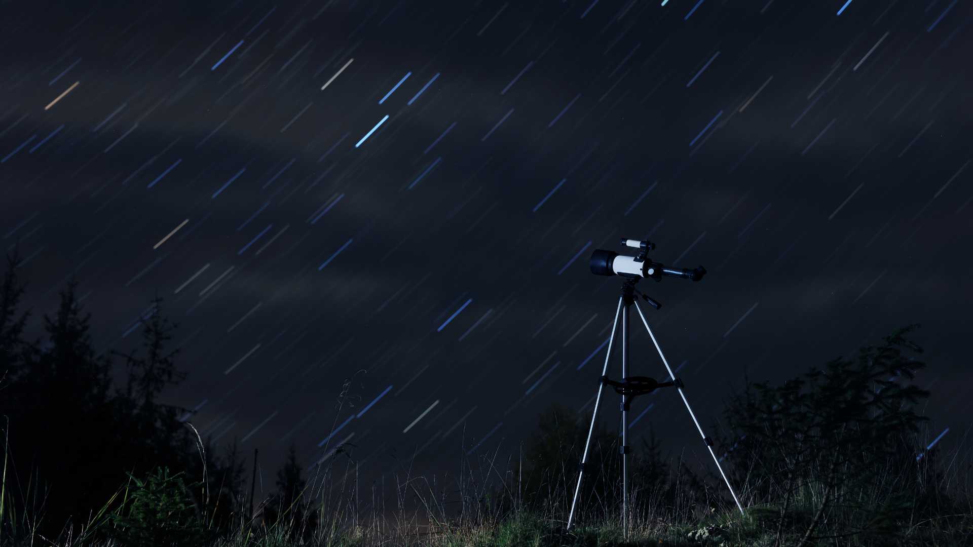 pluie d'étoile filante dans le ciel