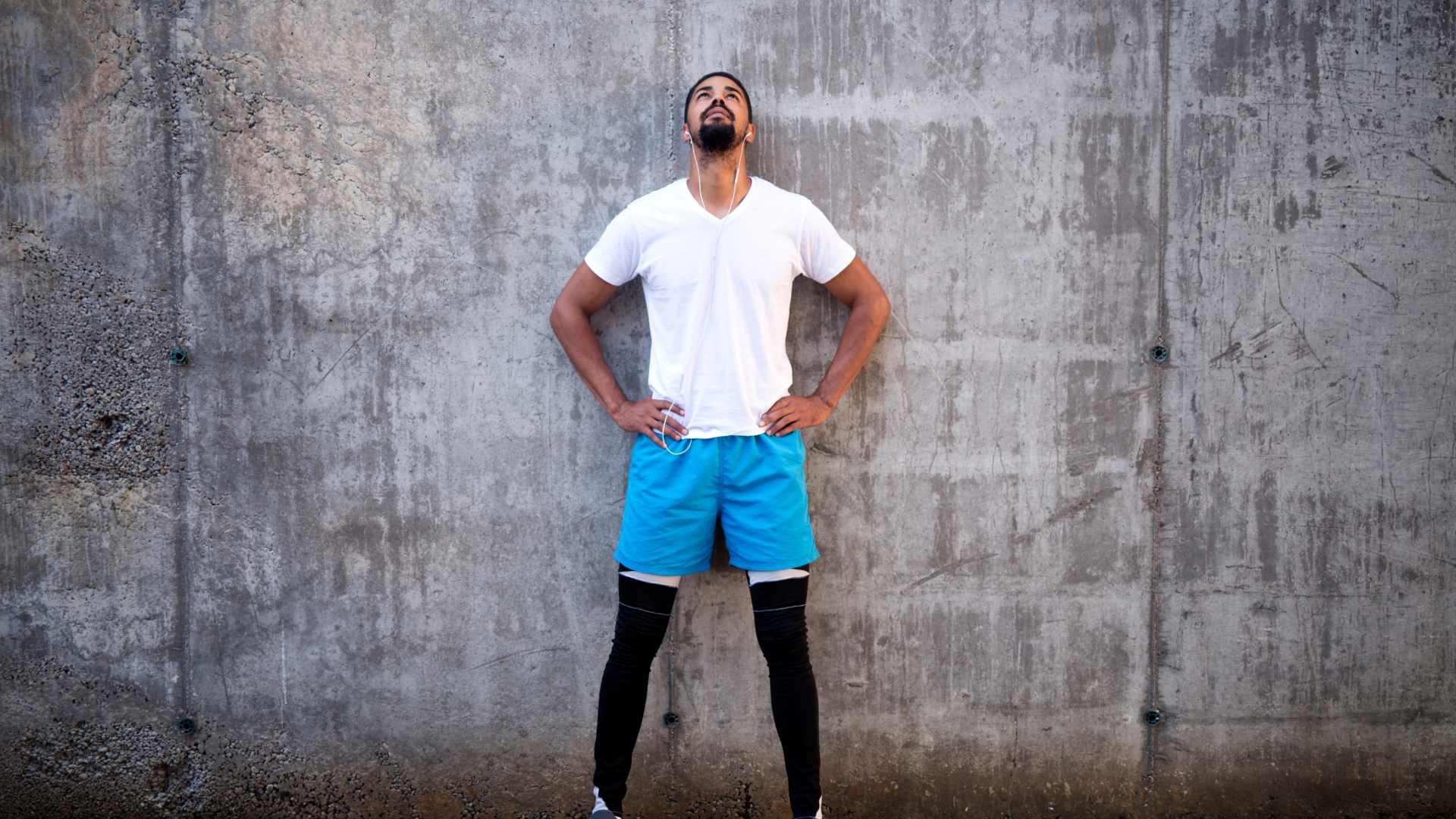 homme qui se prépare mentalement avant le sport