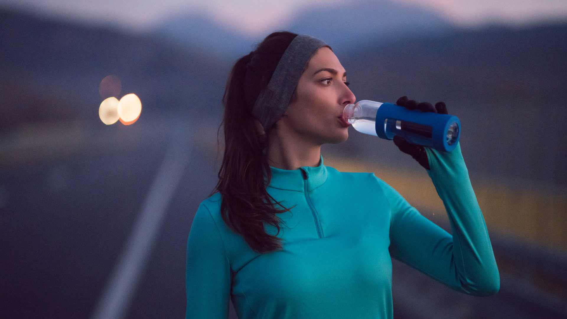 femme qui boit de l'eau après sa séance de sport