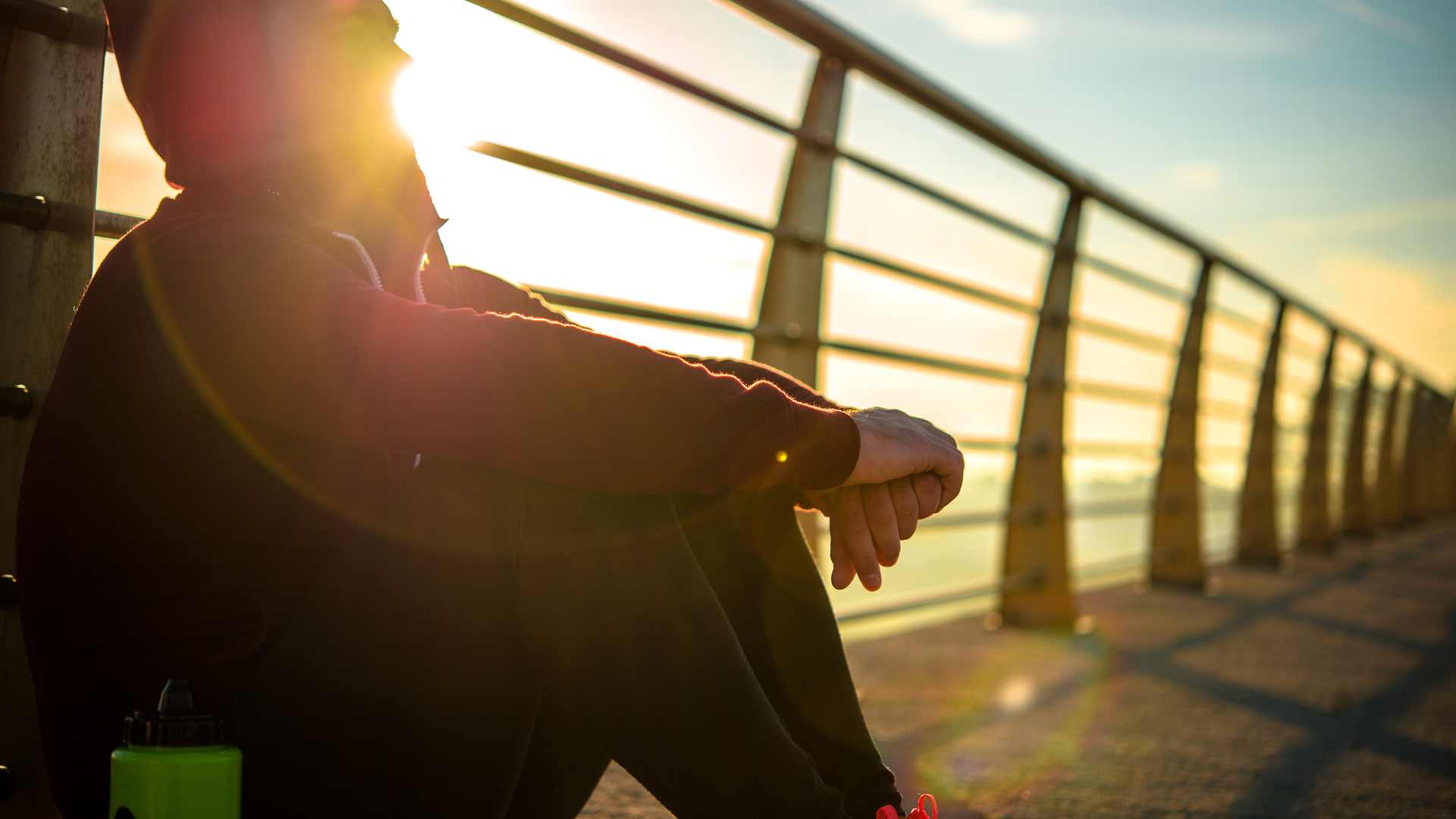 homme assis après sa séance de sport